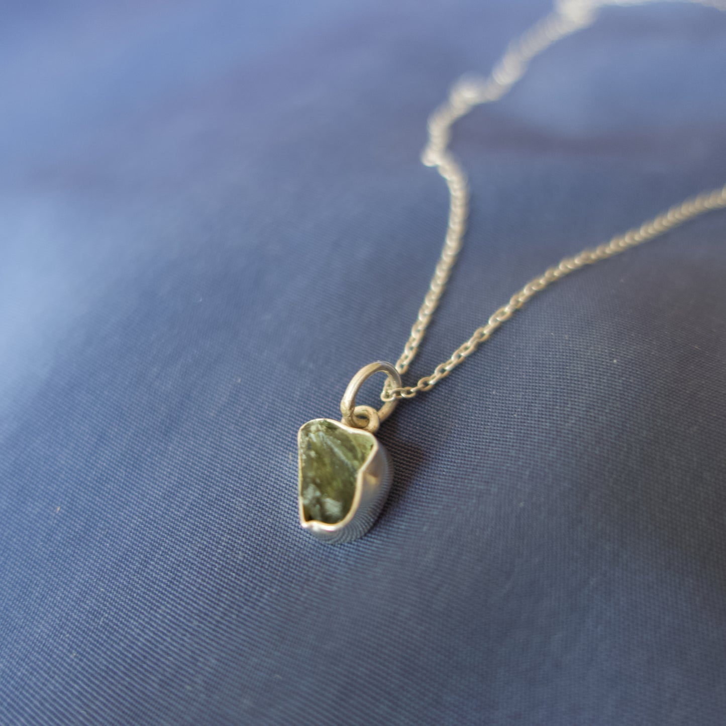 Collar de plata y moldavita