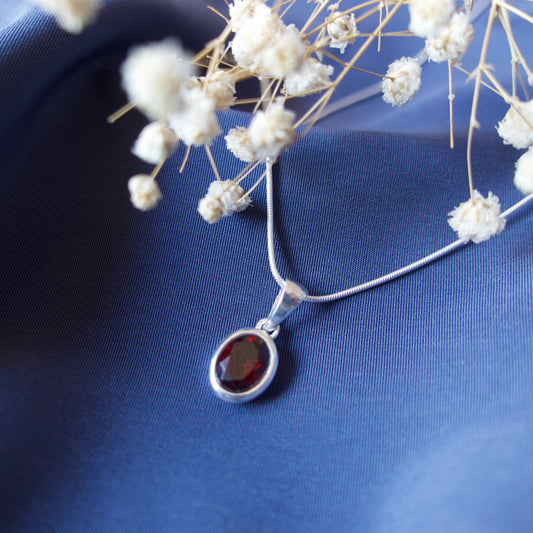 Colgante de plata y piedra granate facetada
