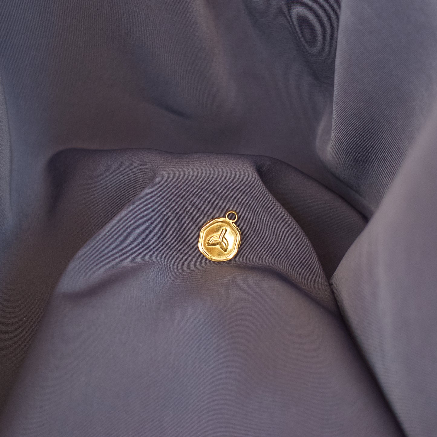 Colgantes variados de acero inoxidable dorado