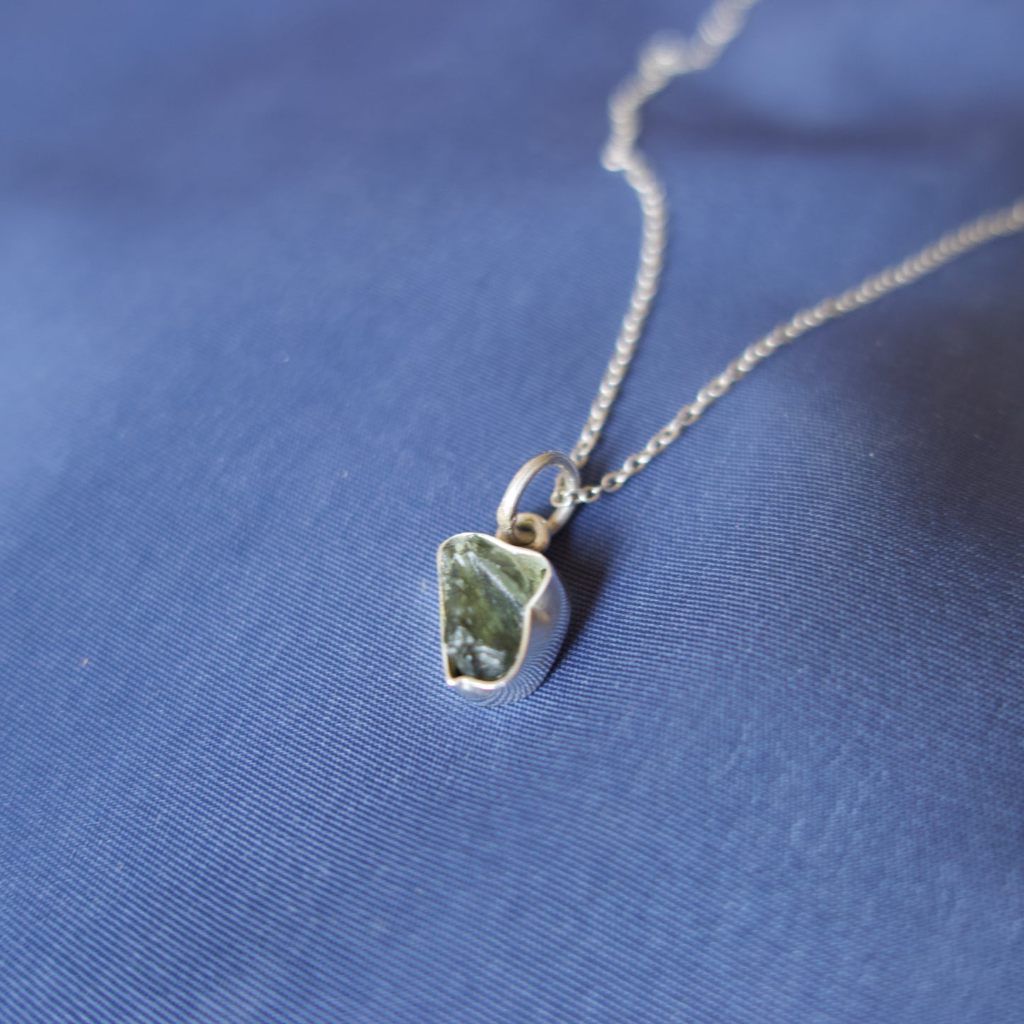 Collar de plata y moldavita