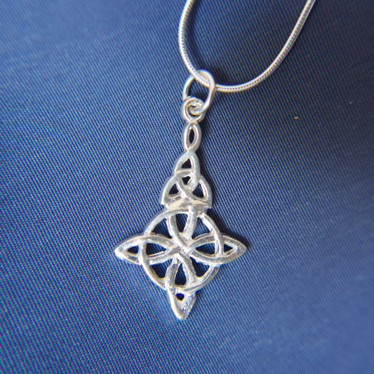 Colgante nudo de bruja y trísquel en plata