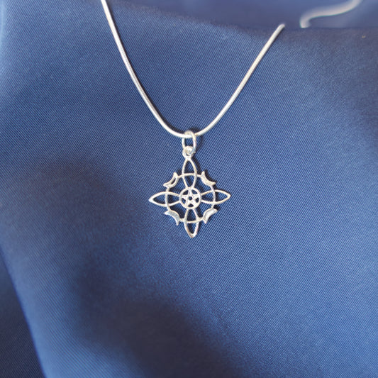 Colgante nudo de bruja y lunas en plata