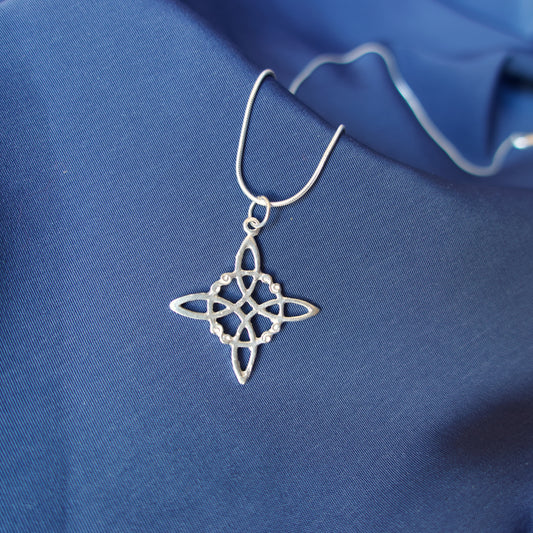Colgante nudo de bruja en plata