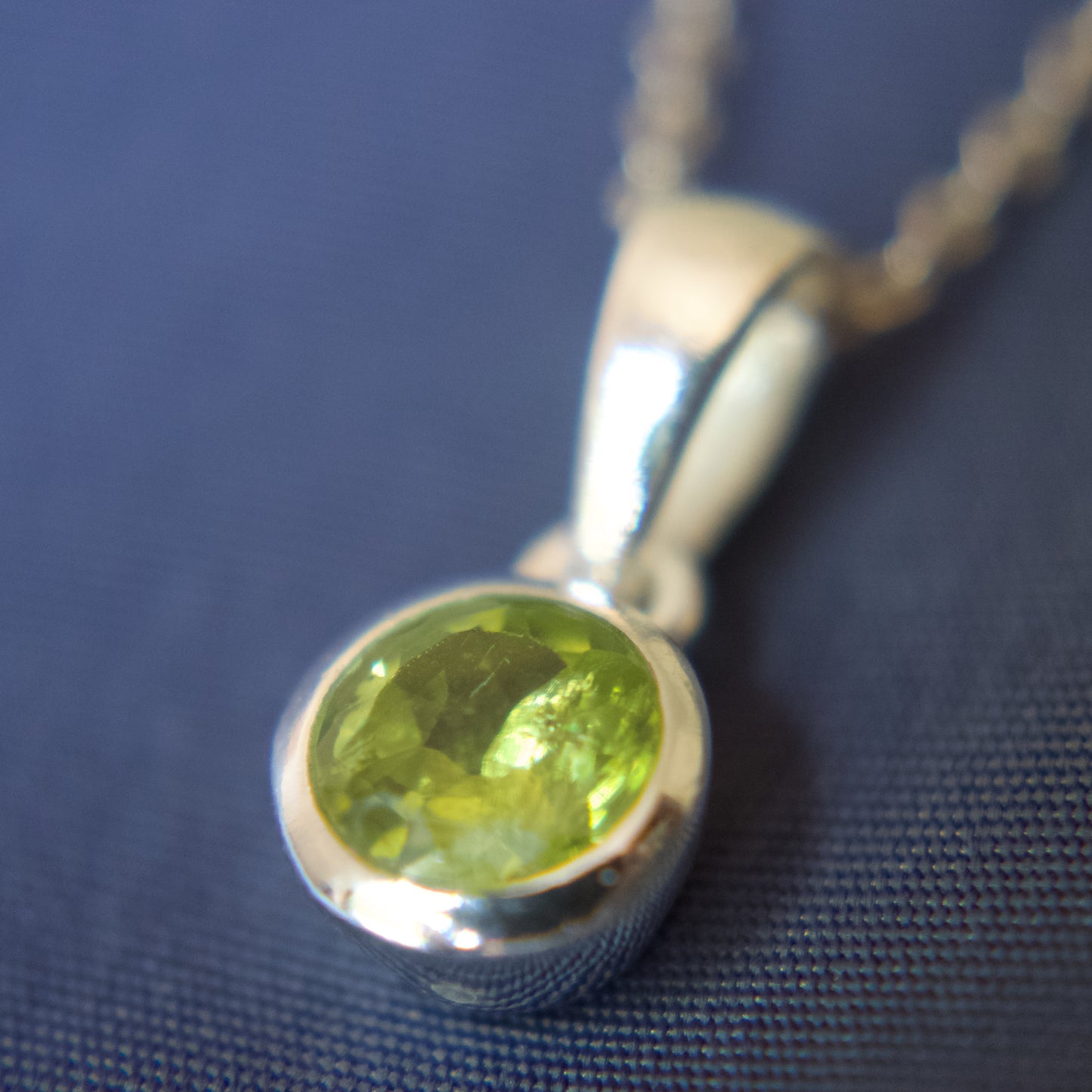 Colgante de plata y peridoto facetado