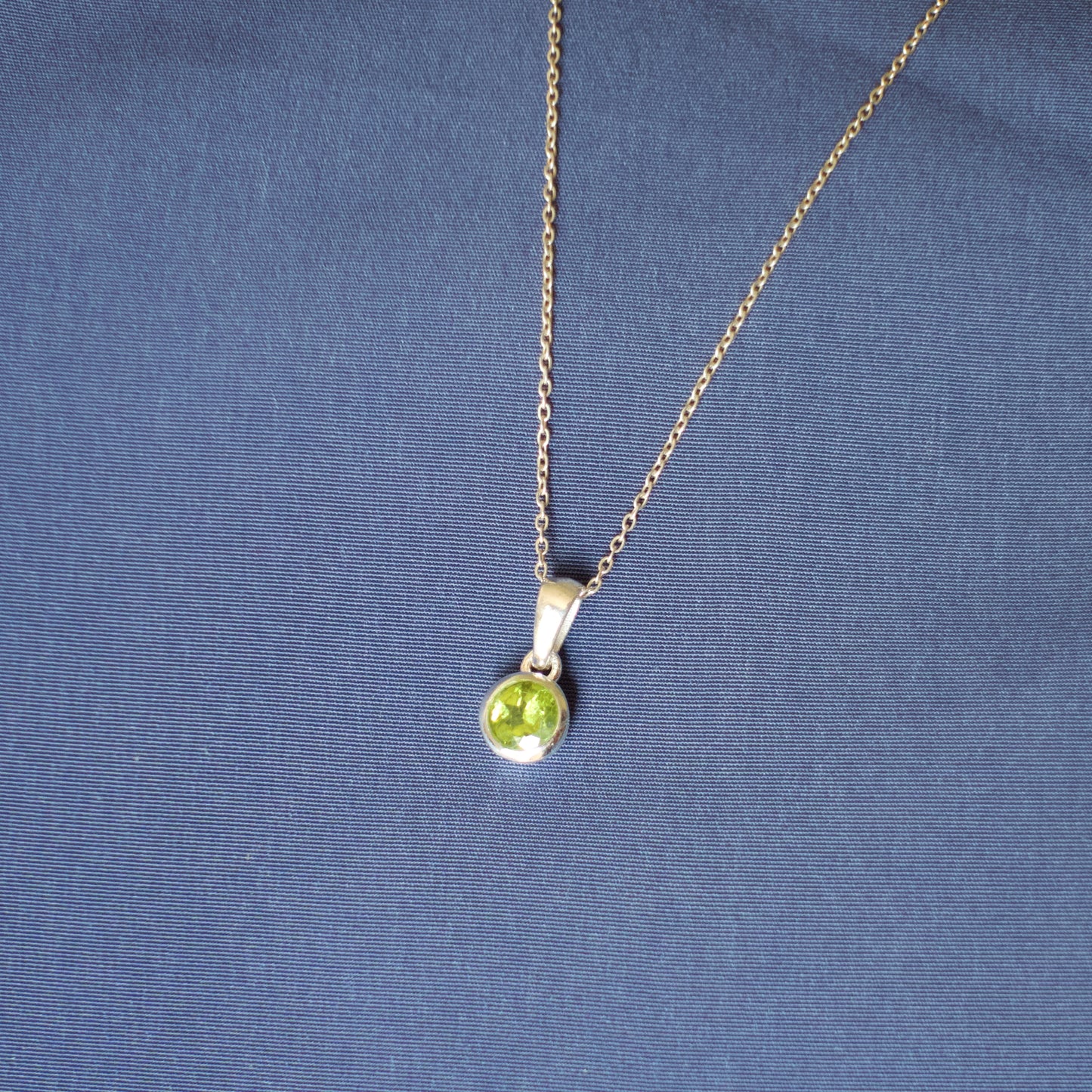 Colgante de plata y peridoto facetado