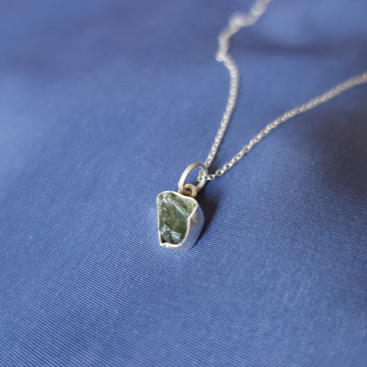 Collar de plata y moldavita
