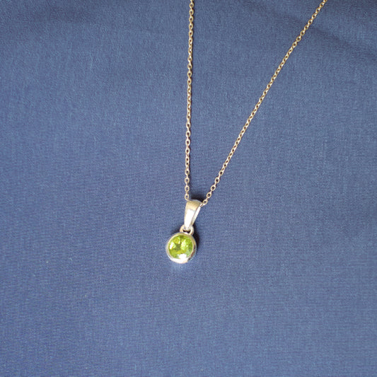 Colgante de plata y peridoto facetado